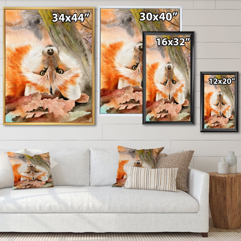 Renard roux couché dans des feuilles tombées près d'un tronc d'arbre I - reproduction sur toile, H 44 po x l 34 po x P 1,5 po