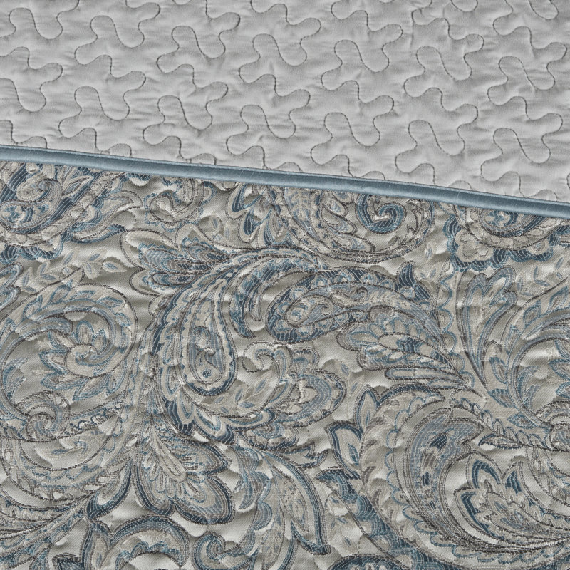 2709261856 Comforter