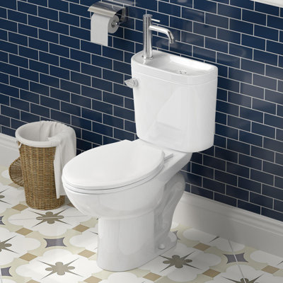 Toilette moderne deux pièces avec robinet, siège allongé, chasse d'eau à haut rendement et couvercle à fermeture en douceur