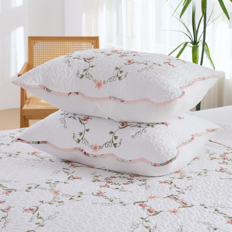 Ensemble de courtepointe florale brodée festonnée avec finition délavée, King