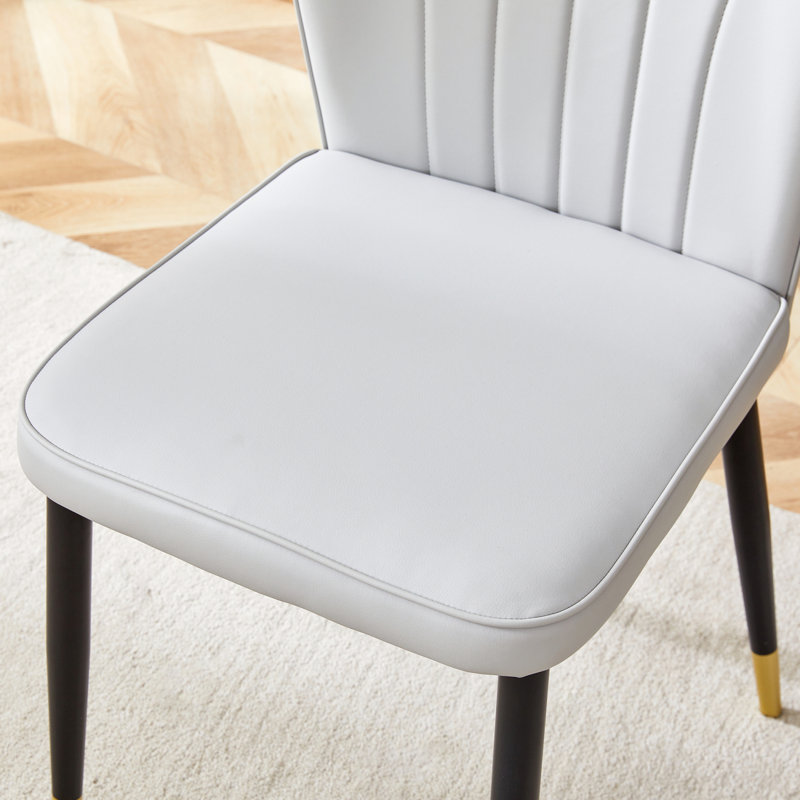 Ensemble de table et de chaises.Une table de salle à manger ronde en verre trempé Pandora de 42 po de diamètre avec pieds en panneau de fibres à densité moyenne en forme de V. Elle est dotée de 4 chaises en polyuréthane gris clair avec un dossier élargi.