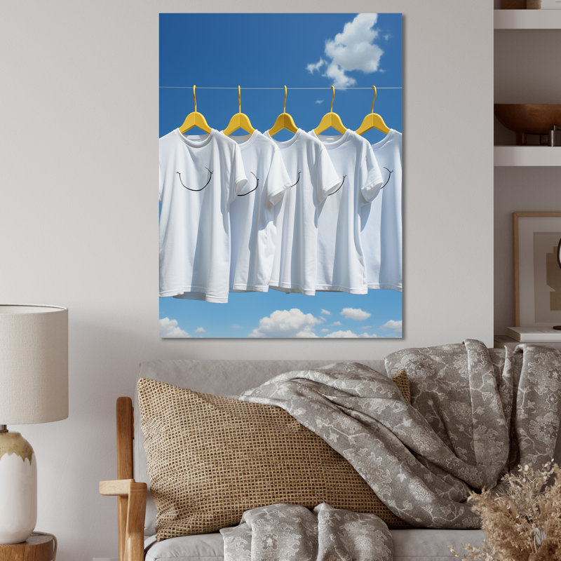 Minimalist Laundry Hanging Out Smily Tshirt 1 - Art mural en métal Laundry, H 20 po x l 12 po x P 1 po