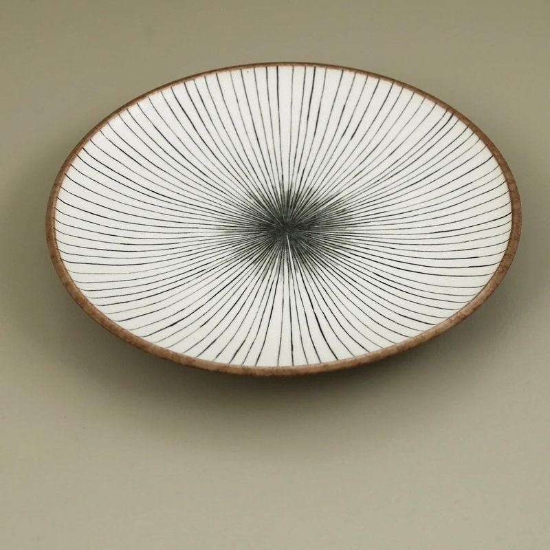 Assiette victorienne Victoria Bella D10xH1,25 po Collection classique de rayures de tokusa. Collection TOKUSA GREY