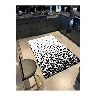 Tapis noir lavable à motif géométrique triangulaire