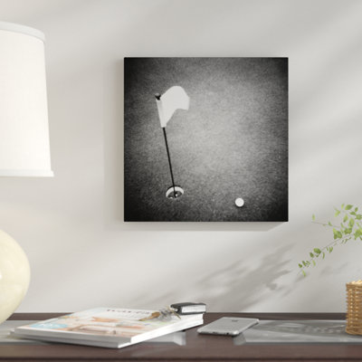 «2000s Golf Ball on Putting Green with Flag Marker in Hole from Above», reproduction de photo sur toile tendue