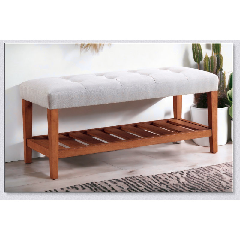 Le banc en tissu et en finition de chêne Charla, parfait pour les entrées et les salons, allie style et confort avec une fabrication durable.