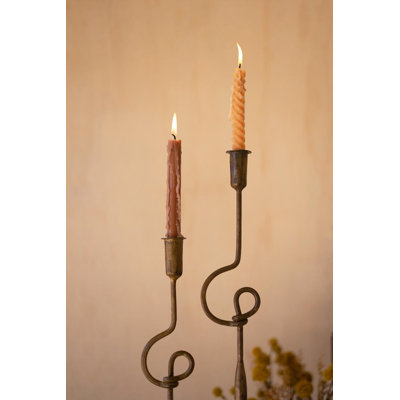ENSEMBLE DE DEUX PORTE-BOUGIES EN LAITON ANTIQUE - BOUCLES