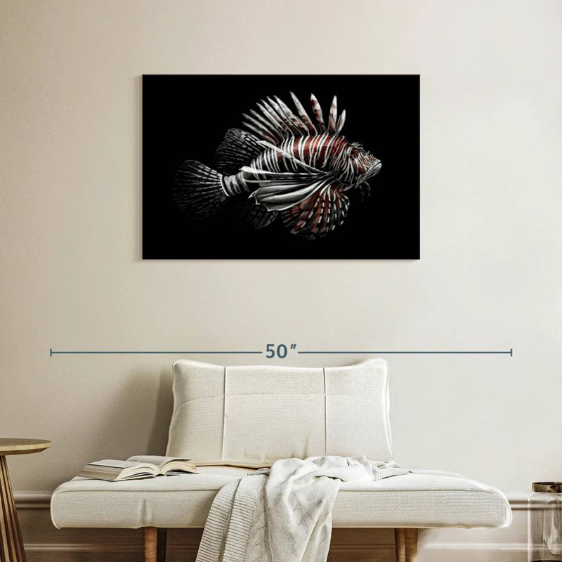 Poisson-lion sur fond noir, H 24 po x l 36 po