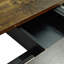 Table de salle à manger extensible rectangulaire, table de salle à manger rectangulaire rétro, plateau en bois antique et plaque en relief noir, table de salle à manger en fer fin noir avec pied en fer et boîte de rangement.-598167348