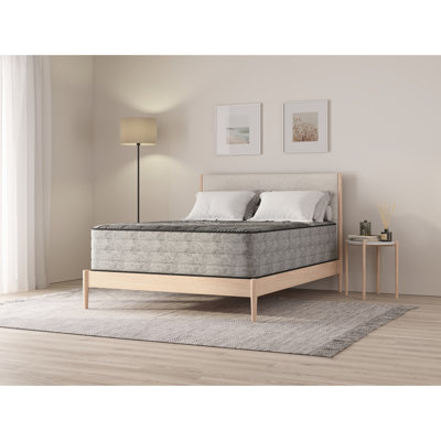 Matelas Pure Ice de 35,5 cm (14 po) pour un sommeil réparateur et frais. 2,5 cm (1 po) avec cuivre, gel, argent et graphite. Réduction des bruits de mouvement. Ressorts ensachés sur tout le pourtour. Ajustable. Fabriqué aux États-Unis. Format King - Plus frais et durable.