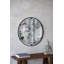 Miroir rond Theodor avec cadre en métal pour le mur et le vestibule, parfait pour les intérieurs modernes et rustiques.