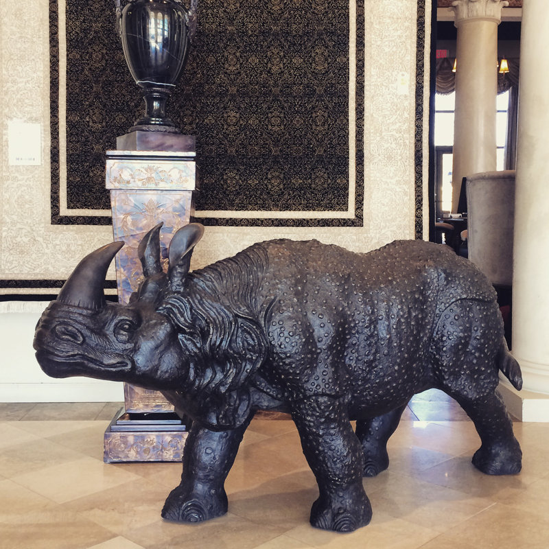 Sculpture de rhinocéros en bronze