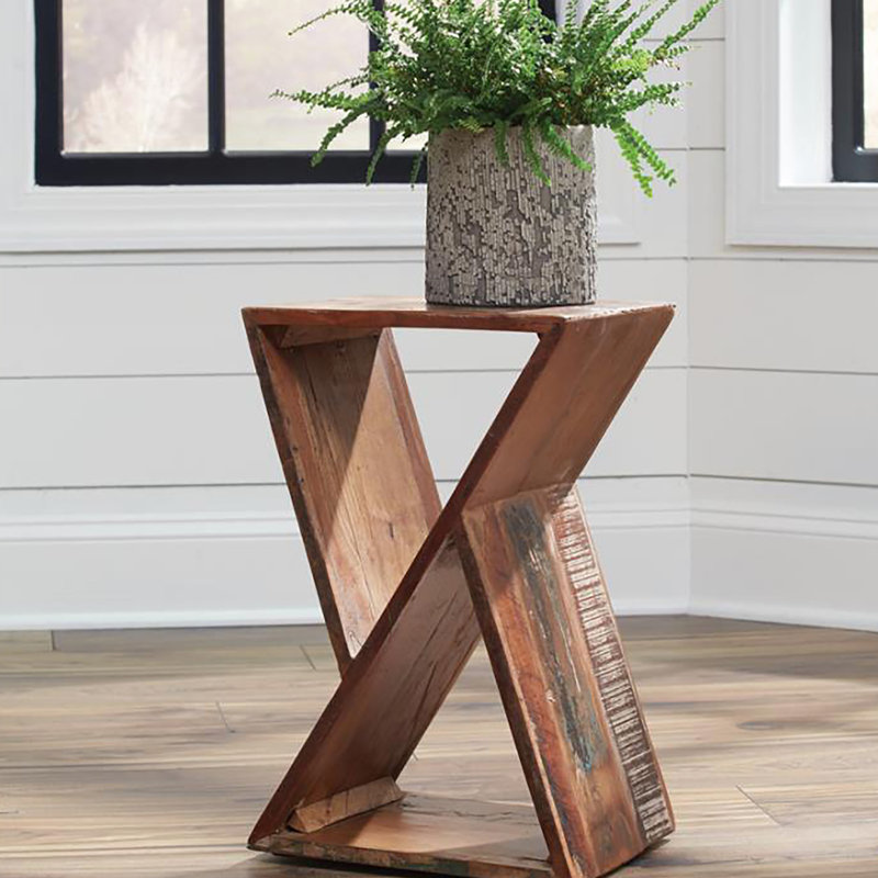 Table d'appoint géométrique élégante dans une teinte naturelle pour un style de décoration de salon