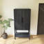 Armoire sophistiquée en placage de chêne avec plusieurs fonctions de rangement