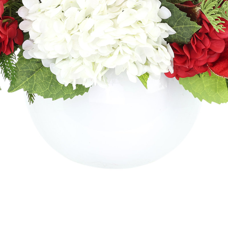 Hortensias et baies des Fêtes dans un pot en fibre de pierre