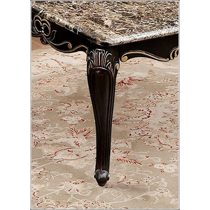 Table basse de style transitionnel avec plateau en marbre, pieds en cabriole et détails dorés pour plus d'élégance et de fonctionnalité