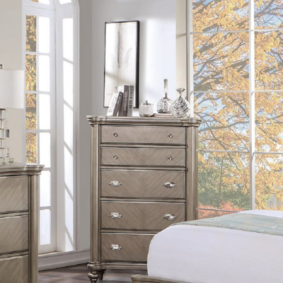 Commode de luxe luxueuse en argent antique avec rangement spacieux, parfaite pour la décoration et l'organisation élégantes d'une chambre à coucher.