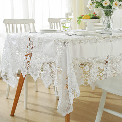 Nappe blanche brodée en dentelle brodée