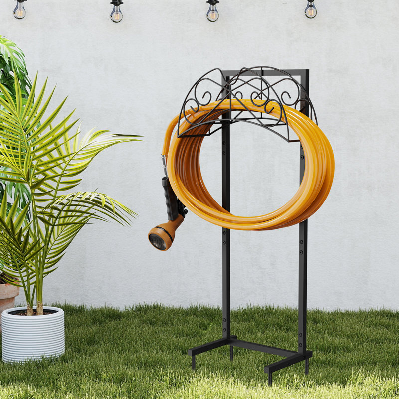 Support de boyau d'arrosage extérieur autoportant avec motif de volutes décoratives