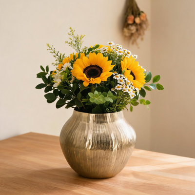 Ce vase en aluminium doré présente une finition ciselée unique et mesure 13,6 x 13,6 x 11,6 pouces. Il présente un savoir-faire exquis et une texture métallique saisissante.