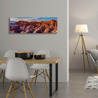 «Vallée de la mort - Zabriskie Point Panorama» par Epic Portfolio, art mural en verre acrylique, 48 po x 16 po