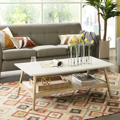 Table basse élégante - bois massif, tablette et plateau décoratif tendance