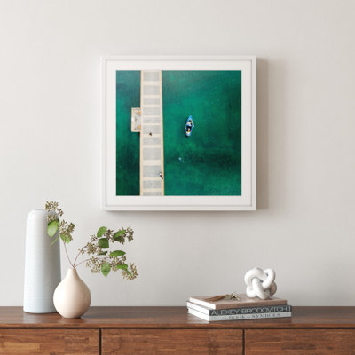 «Blue Boat Floats», reproduction de photo sur papier encadrée
