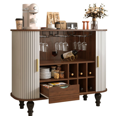 Armoire bar cannelée pour boissons alcoolisées et café avec 6 casiers à vin et 3 porte-verres, armoire de style Mid-Century moderne avec un grand tiroir de rangement, 4 espaces de rangement cachés sur le côté