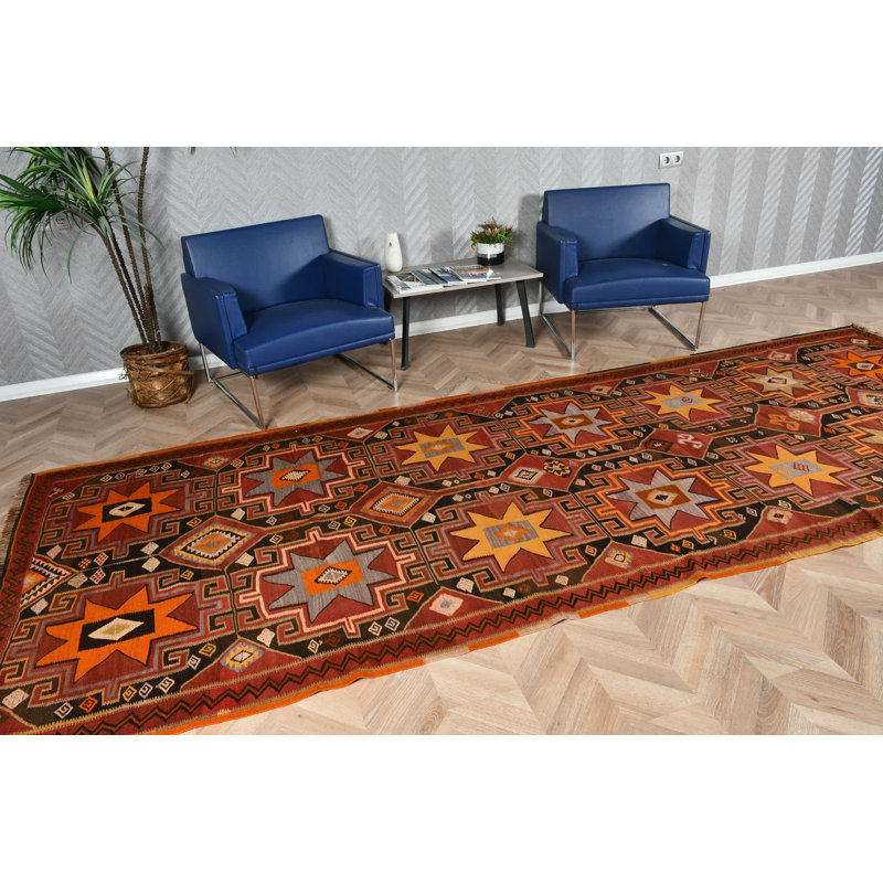 Chemin de table kilim turc tissé à la main en rouge vif avec des motifs pastel géométriques antiques parfaits pour les espaces de cuisine et de couloir offrant une ambiance rétro éclectique