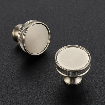 Paquet de 25 boutons d'armoire en nickel brossé, poignées de tiroir moletées pour armoires de cuisine, commodes et quincaillerie de meuble, comprend deux longueurs de vis pour une installation facile