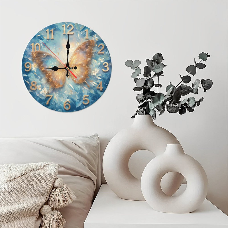 Horloge avec papillon doré
