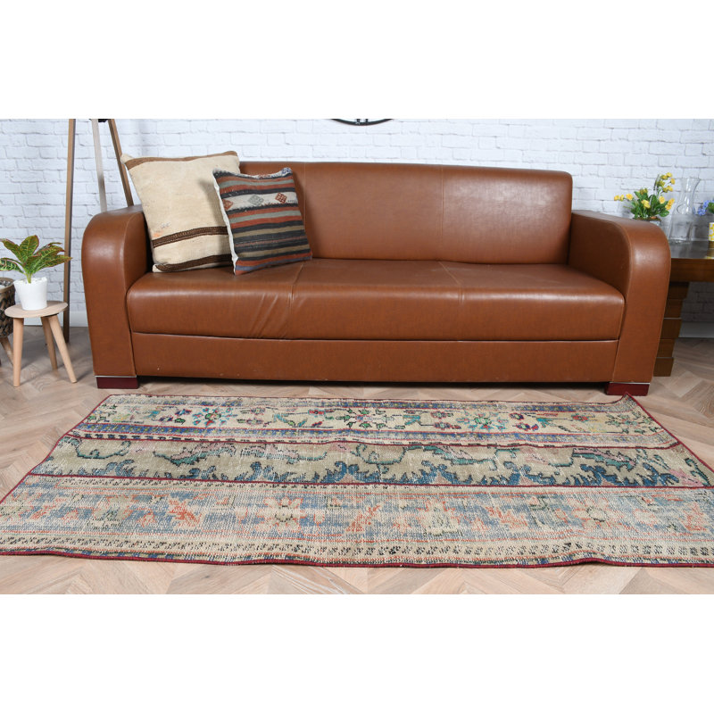 Tapis turc vintage fait à la main dans des tons terreux avec des motifs complexes pour un décor de salon confortable