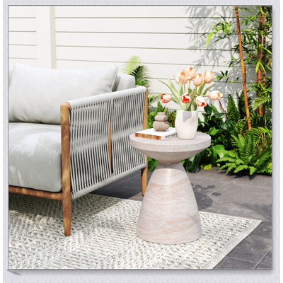 Table d'appoint élégante et légère en béton pour une utilisation intérieure et extérieure, durable et polyvalente avec une finition sophistiquée en travertin.