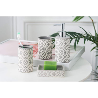 Bathroom accessory set