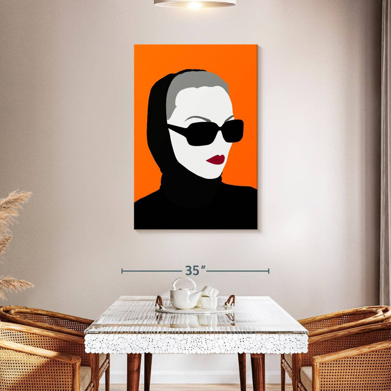 Leisha, femme mystérieuse sur fond orange, H 45 po x l 30 po
