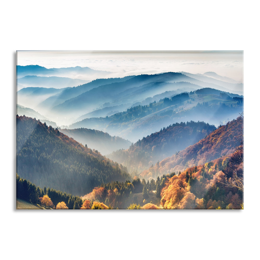 Glasbild Nebelige Berglandschaft im Herbst