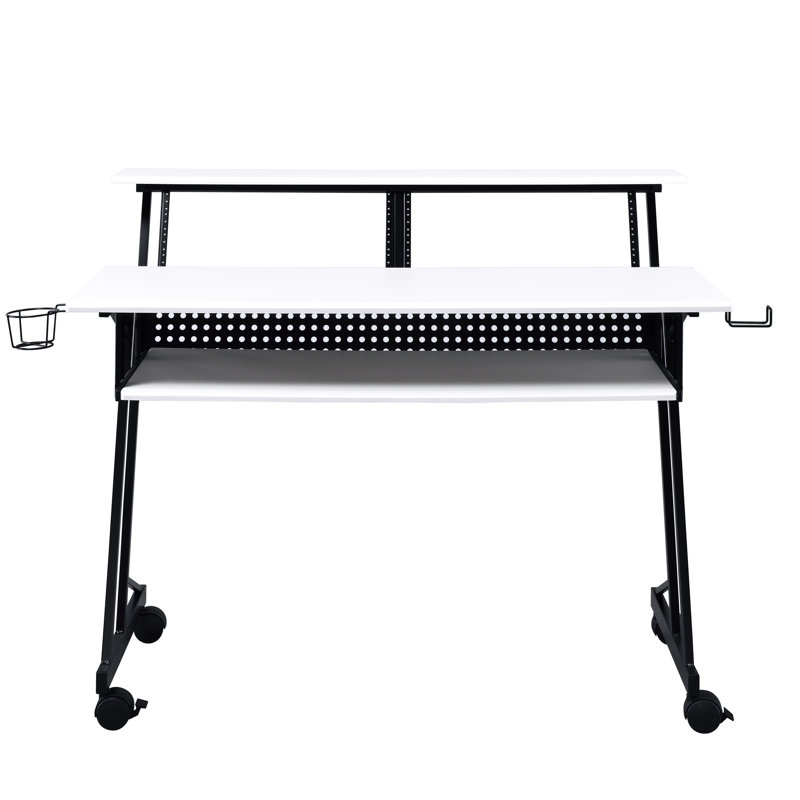 Bureau d'enregistrement de musique moderne en blanc et noir avec clavier en métal B