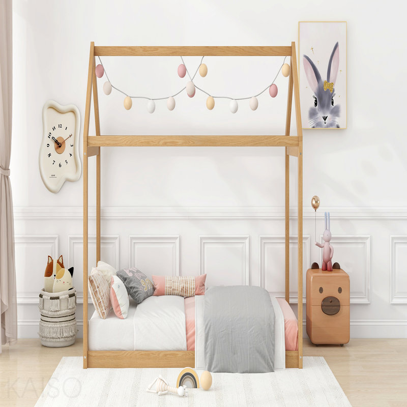 Lit simple en bois, couleur bois