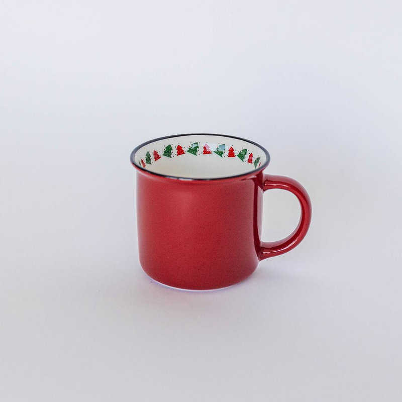 Anneau intérieur d'arbres de Noël sur une tasse rouge