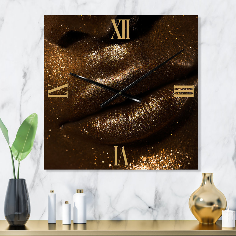 «Woman Lips with Glitter and Spangle» - Horloge murale moderne, Petit