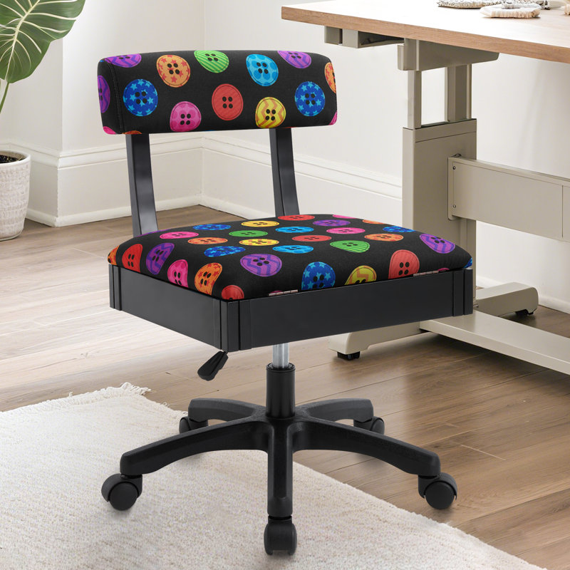 Chaises à coudre à hauteur réglable, chaise de bricolage avec roulettes, support pour le dos et rangement sous le siège - parfaites pour vos meubles de salle de bricolage et vos machines à coudre (bouton imprimé sur fond noir)