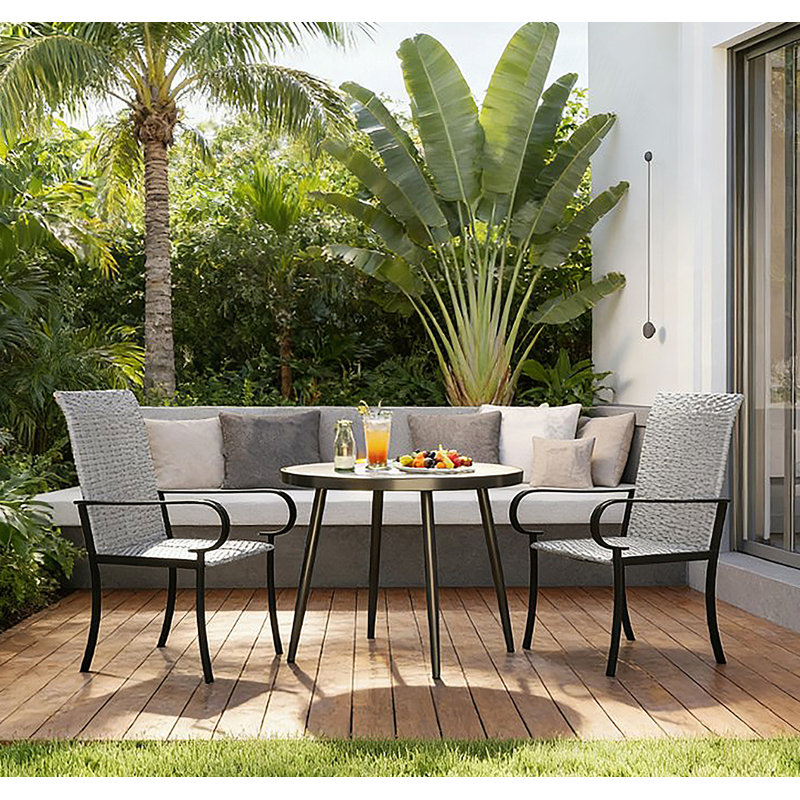 Ensemble de 2 chaises de salle à manger à dossier haut avec accoudoirs et sièges profonds pour plus de confort et de soutien.