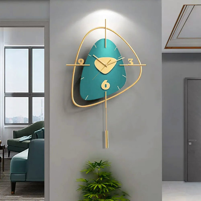 Horloge murale pendante en métal foncé foncé et doré