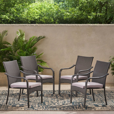 De 4 chaises empilables en PE gris avec structure en fer, coussins à eau, courbées pour décorer le patio extérieur et détendre les sièges