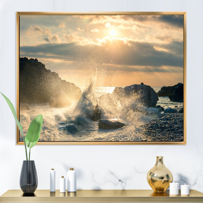 Grande vague frappant le rocher à la plage - photographie sur toile