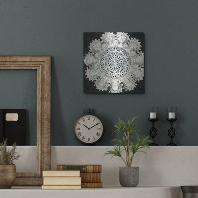  «Abstract Rosette 4» par Chariklia Zarris, art mural en métal, 12 po x 12 po