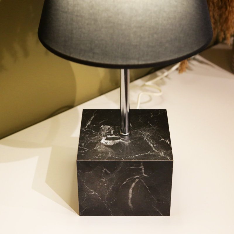 Lampe de table moderne noire, hauteur 16,5 pouces, 100% métal avec base en bois et capuchon en tissu | Douille E27, 40 W maximum | Conception élégante pour le bureau à domicile, le salon et la chambre à coucher, longueur de câble de 59,1 pouces pour un placement facile