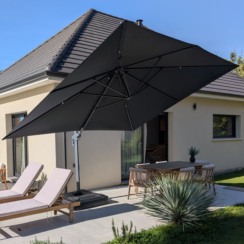 Parasol rectangulaire en porte-à-faux gris foncé 156 pi x 120 po avec base et tissu recyclé résistant à la décoloration