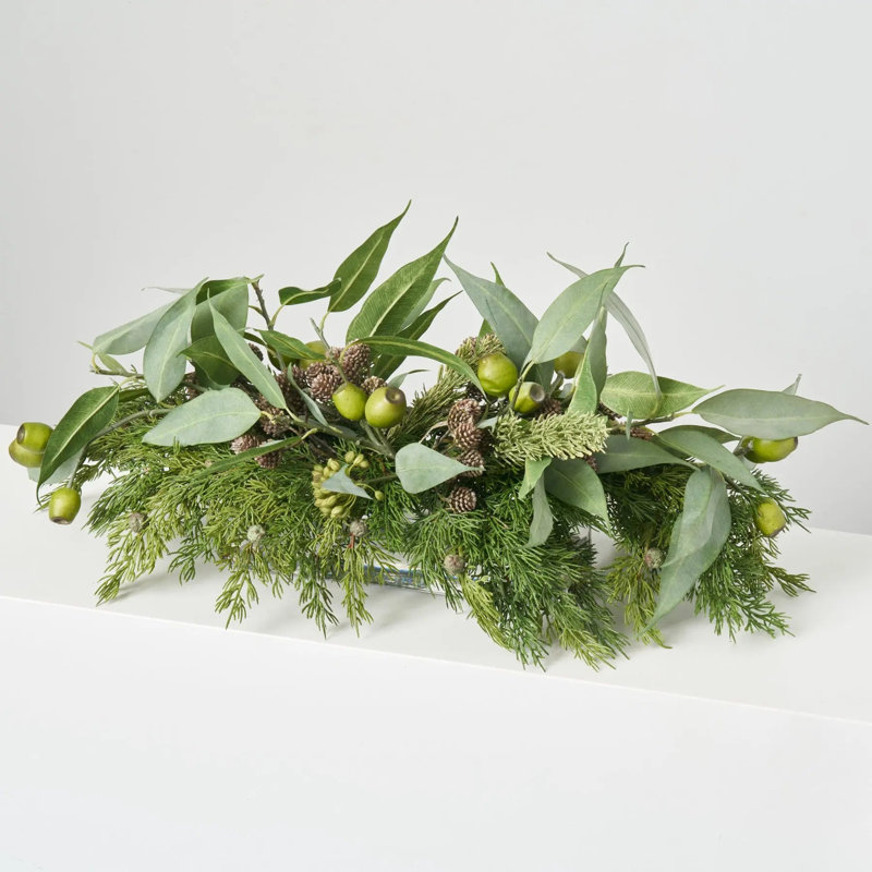 Arrangement d'illusion d'eau hivernale de cèdre, d'eucalyptus et de mini-pomme de pin réaliste