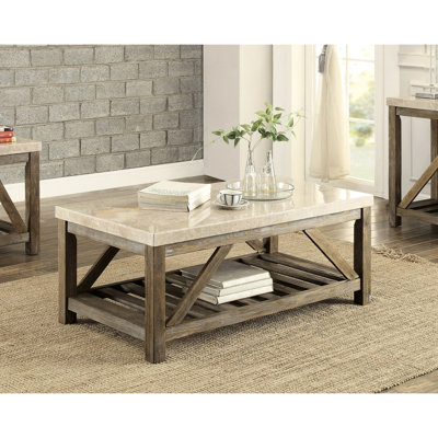Table basse classique en bois avec plateau en marbre et étagère inférieure inclinée en bois, style industriel vieilli, avec rangement inférieur.